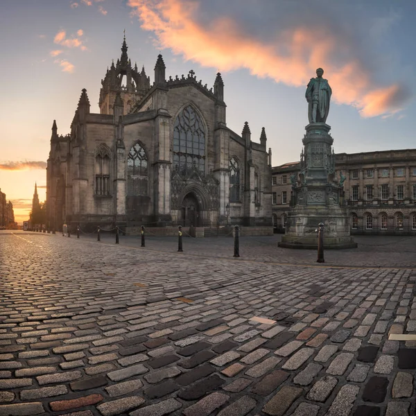 Panorama de la Iglesia de San Giles y Walter Scott Monumento en el — Foto de Stock