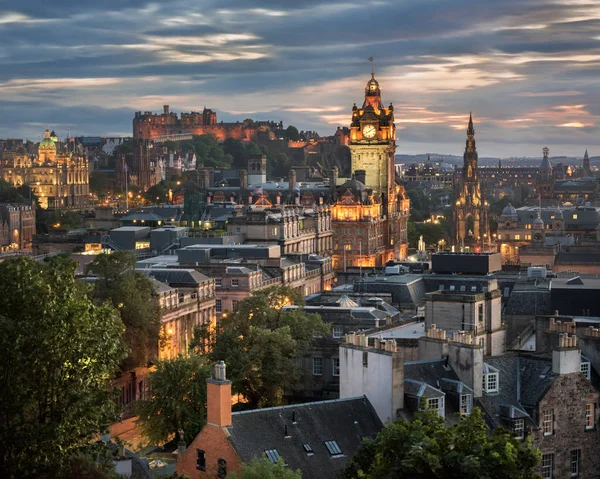 Utsikt över Edinburgh från Calton Hill i kväll, Skottland, Uni Royaltyfria Stockfoton