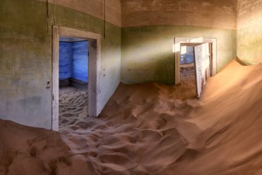 Evi terk hayalet kasaba Kolmanskop, Na kum dolu