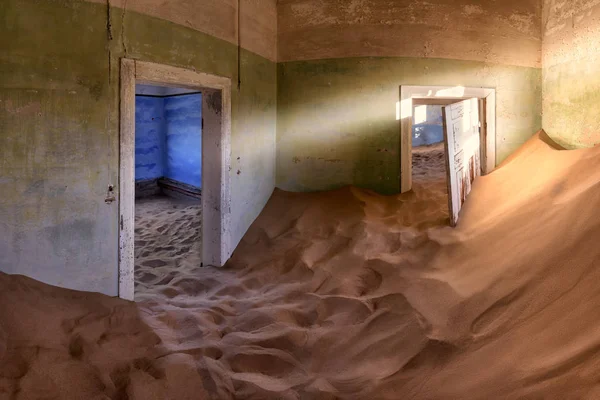 Verlaten huis vol met zand in de Ghost Town van Kolmanskop, nb — Stockfoto