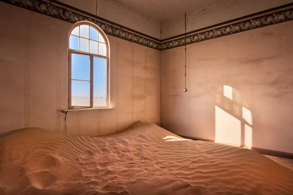 집에 버려진 고스트 타운의 Kolmanskop, Na에에서 모래의 전체 로열티 프리 스톡 사진