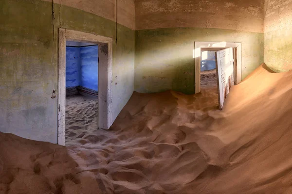 Verlaten huis vol met zand in de Ghost Town van Kolmanskop, nb Stockfoto