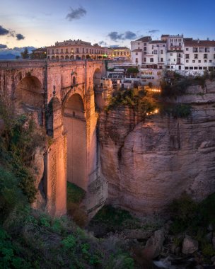Puente Nuevo Köprüsü ve Ronda Skyline akşamları, Andalusia,