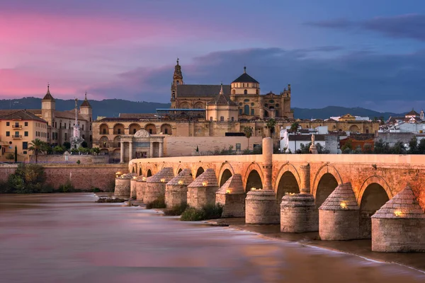 Roman Bridge i Cordoba panoramę miasta o zachodzie słońca, Andaluzja, Południowa Hiszpania — Zdjęcie stockowe