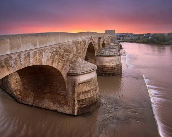 Ponte romana ao nascer do sol, Córdoba, Andaluzia, Espanha — Fotografia de Stock