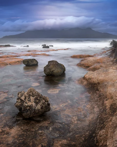 Skalista plaża rano, Wyspy Eigg, Szkocja, Wielka Kingd — Zdjęcie stockowe