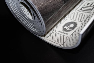 Kara tahta desenli ve fiyat etiketli siyah muşamba rulo.