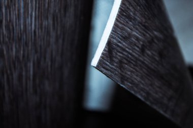 Kara tahta desenli ve fiyat etiketli siyah muşamba rulo.