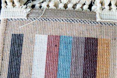 Kalıplı ve püsküllü halı.