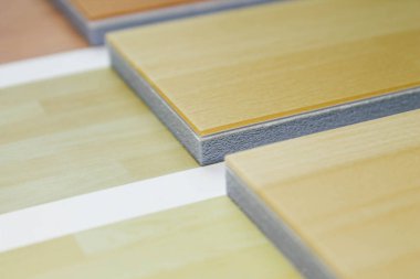 Spor sahalarında, spor salonlarında, çok amaçlı başvuru için zemin.