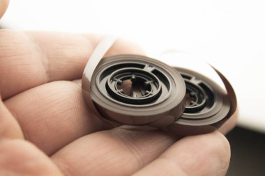 Parçalanmış ses kaseti. Karışık kaset düğümleri. Eski müzik ekipmanları.