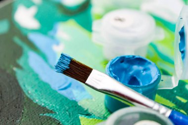 Sayılarla boyamak. Eşdeğer renkte sayıları olan bir grafiğe göre renklendirme.