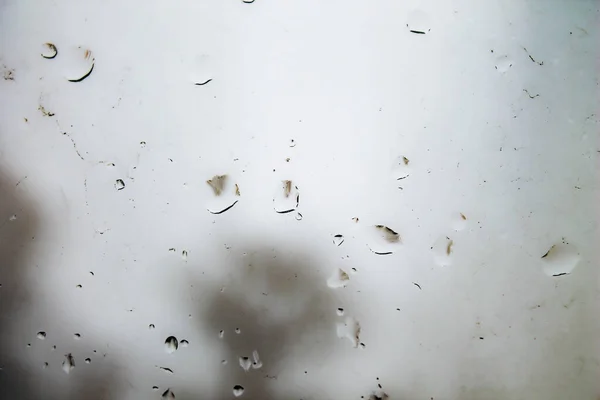 Snö på fönstret. Fryst och smält snö på glaset. — Stockfoto