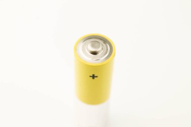 Batarya. Beyaz arkaplanda alkali pil.