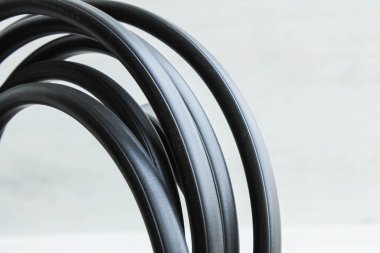 Dairede ve iş yerinde elektrik kabloları için bakır kablo.
