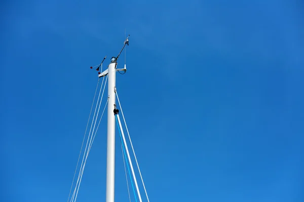 Mástil de velero y el cielo azul — Foto de Stock
