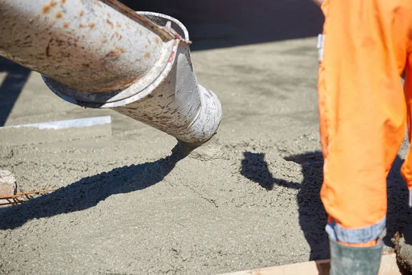 Наливание бетона на промышленных бетонных этажах здания — стоковое фото