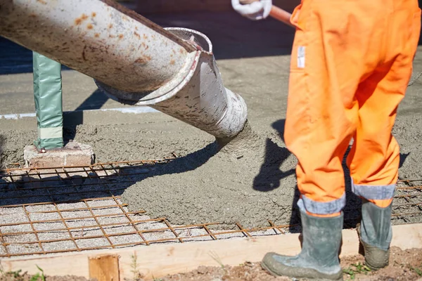 Наливание бетона на промышленных бетонных этажах здания — стоковое фото