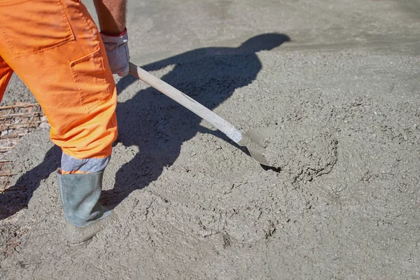 Betonowe wylewanie podczas handlowych betonowania posadzki budynku — Zdjęcie stockowe