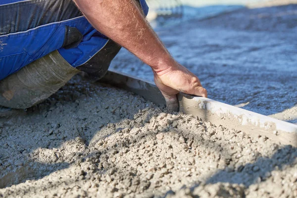 Posadzki cementowe jastrychowa pracownika z jastrychu — Zdjęcie stockowe
