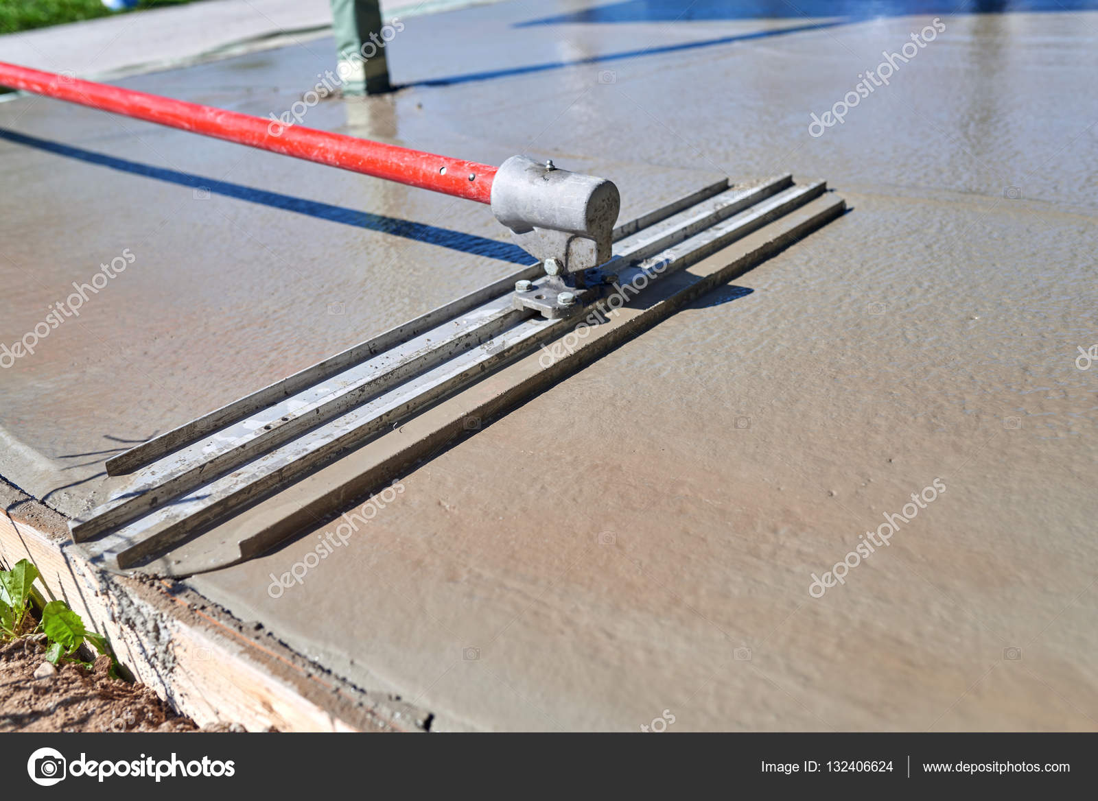 Worker screeding cement floor with bull float Stock Photo by ©SonSam