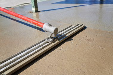 Boğa float ile çalışan screeding çimento zemin