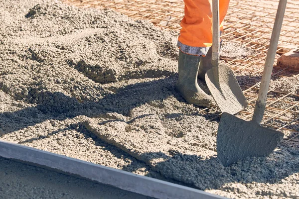 Betonowe wylewanie podczas handlowych betonowania posadzki budynku — Zdjęcie stockowe