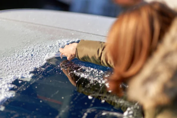 Scraping Ice Off the Windshield — Stock Photo, Image