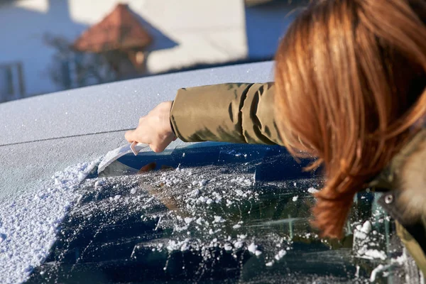 Scraping Ice Off the Windshield — Stock Photo, Image