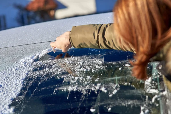 Scraping Ice Off the Windshield — Stock Photo, Image