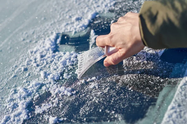 Scraping Ice Off the Windshield — Stock Photo, Image