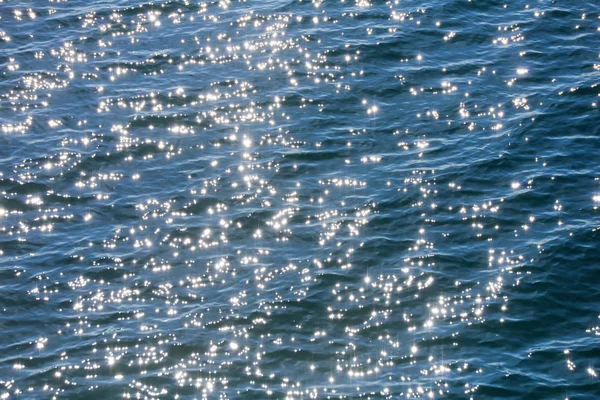 Meereswellen, Sonnenlichtreflexion im Wasser, Sternenreflexionen auf dem Meer — Stockfoto