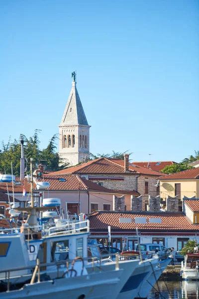 沿海小镇 Novigrad 在克罗地亚伊斯特拉半岛 — 图库照片
