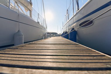 Marina ile bağlantılı tekneler