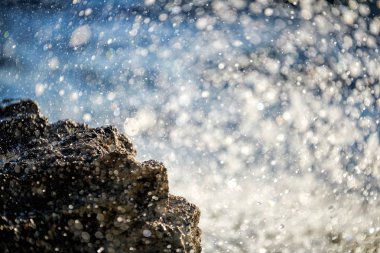 Kıyıda deniz dalgaları kırmak.