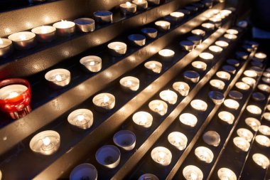 Satırlardaki adak kilise mum