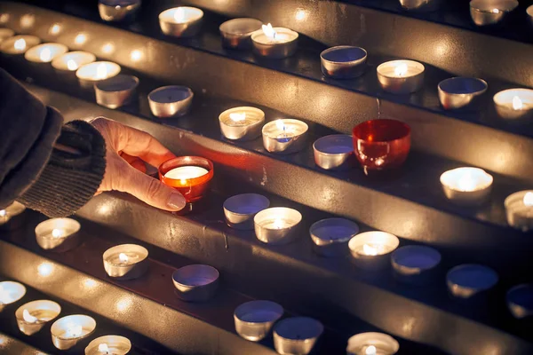 Birisi için bir mum ışığı