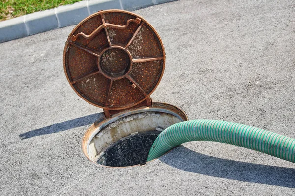 Leegmaken van de septic tank, het reinigen van de riolen — Stockfoto