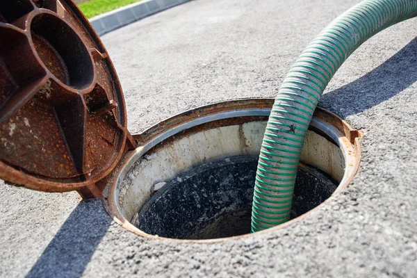 Leegmaken van de septic tank, het reinigen van de riolen — Stockfoto