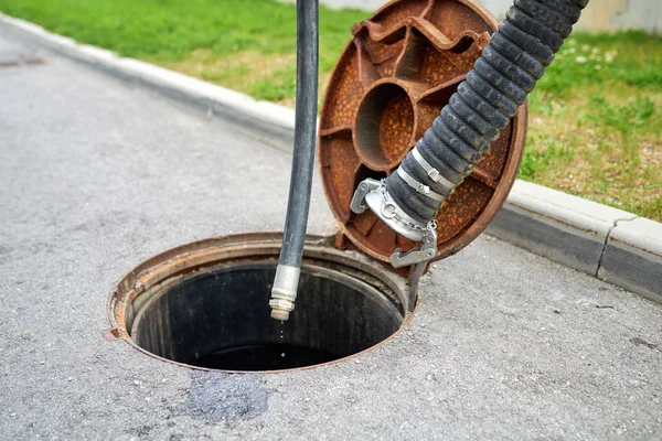 Leegmaken van de septic tank, het reinigen van de riolen — Stockfoto