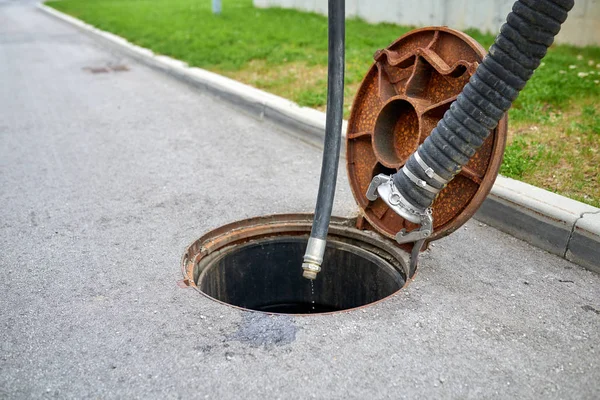 Leegmaken van de septic tank, het reinigen van de riolen — Stockfoto