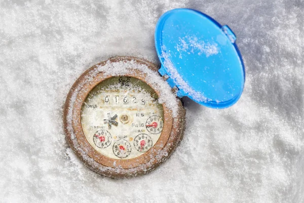 Verre cassé sur l'horloge du compteur d'eau dans la neige - en dessous de zéro — Photo