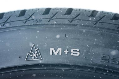 Yeni kış lastiği - M + S profili yakın çekim