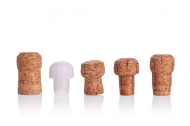 Şarap ve şişe tıpalar, kırpma yolu ile beyaz arka plan üzerinde izole kadar plastik corksclose