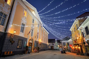 Radovljica, Slovenya - 20 Aralık 2017: advent Aralık gece Noel dekorasyon aydınlatma Radovljica otelleri,