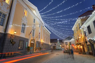 Radovljica, Slovenya - 20 Aralık 2017: advent Aralık gece Noel dekorasyon aydınlatma Radovljica otelleri,