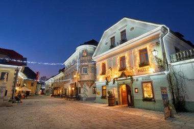 Radovljica, Slovenya - 20 Aralık 2017: advent Aralık gece Noel dekorasyon aydınlatma Radovljica otelleri,
