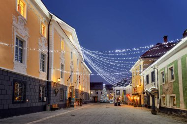 Radovljica, Slovenya - 20 Aralık 2017: advent Aralık gece Noel dekorasyon aydınlatma Radovljica otelleri,