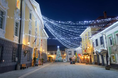 Radovljica, Slovenya - 20 Aralık 2017: advent Aralık gece Noel dekorasyon aydınlatma Radovljica otelleri,