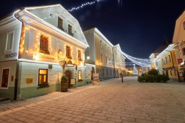 Radovljica, Slovenya - 20 Aralık 2017: advent Aralık gece Noel dekorasyon aydınlatma Radovljica otelleri,